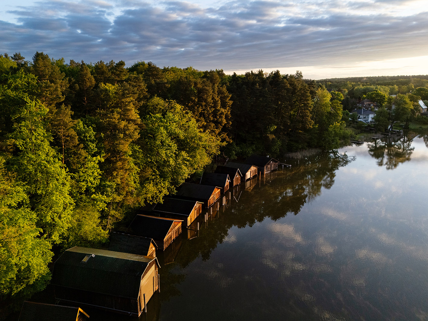 Bootshaeuser im Schlabornsee Brandenburg
