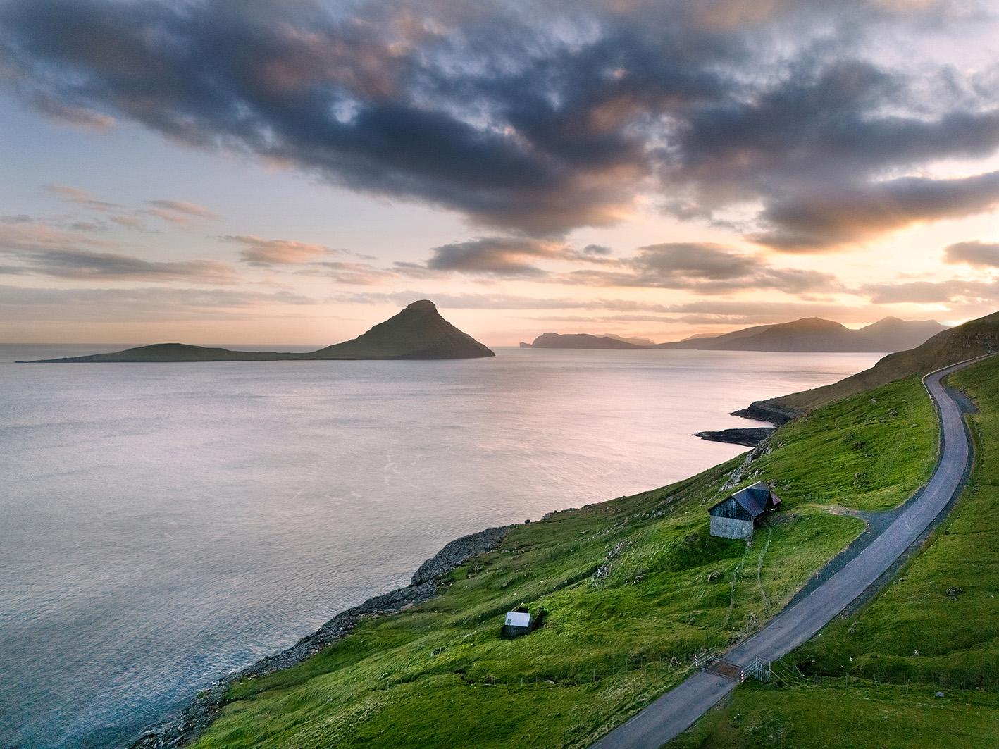 Hestfjoedur mit der Insel Koltur Faeroeer Inseln